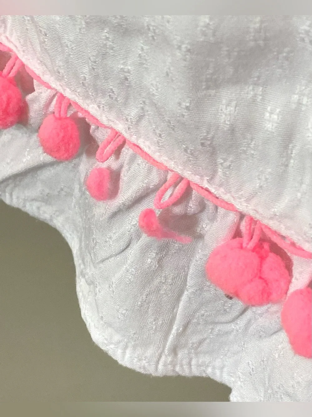 Crown&Ivy Women’s M White Pink Pom Ruffle Shorts Boho Coastal Preppy Cottagecore